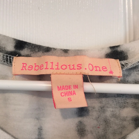 Long-sleeved black, white, and light grey top - Picture 2 of 3